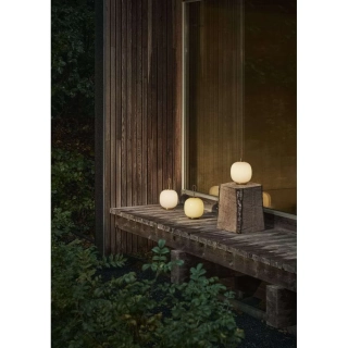 VL45 Radiohus Portable Bordlampe Messing/Glossy Opal - Louis Poulsen